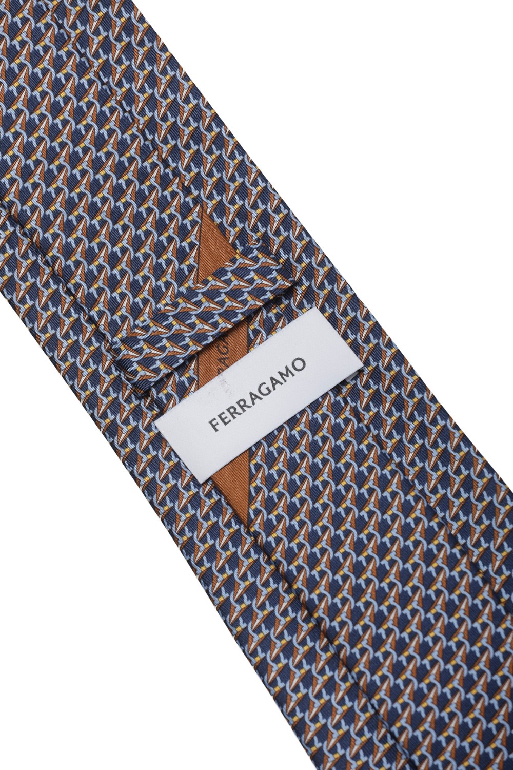 shop SALVATORE FERRAGAMO  Cravatta: Salvatore Ferragamo cravatta in seta stampa Sole.
Nuovo tocco grafico per l'intramontabile cravatta con fantasia Gancini: la stampa Sole presenta un disegno optical che crea un pattern geometrico e raffinato.
Realizzata in twill di pura seta.
Larghezzo al fondo: 8 cm.
Composizione: 100% seta.
Made in Italy.. SOLE 350873-0761801 number 934984